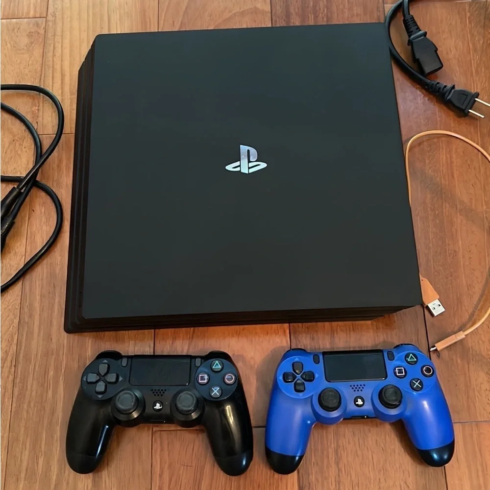 Sony PS4 PlayStation 4 with 2 Controllers